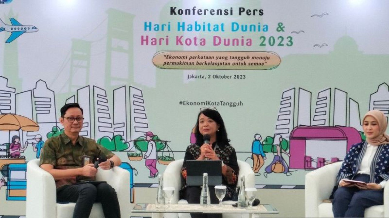 Direktur Jenderal Cipta Karya Kementerian PUPR Diana Kusumastuti (tengah) dalam acara Hari Habitat Dunia - Hari Kota Dunia 2023 di Jakarta, Senin (2/10/2023). ANTARA/Aji Cakti