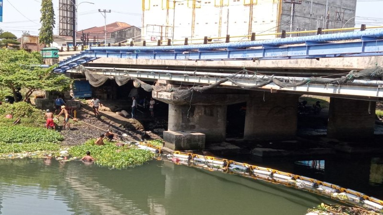 Sejumlah petugas dari Dinas Pekerjaan Umum dan Penataan Ruang (PUPR) Kota Mataram, Provinsi Nusa Tenggara Barat, mengangkat sampah yang terjaring di aliran sungai Jangkuk kawasan Ampenan, Rabu (18/10-2023). (ANTARA/Nirkomala)