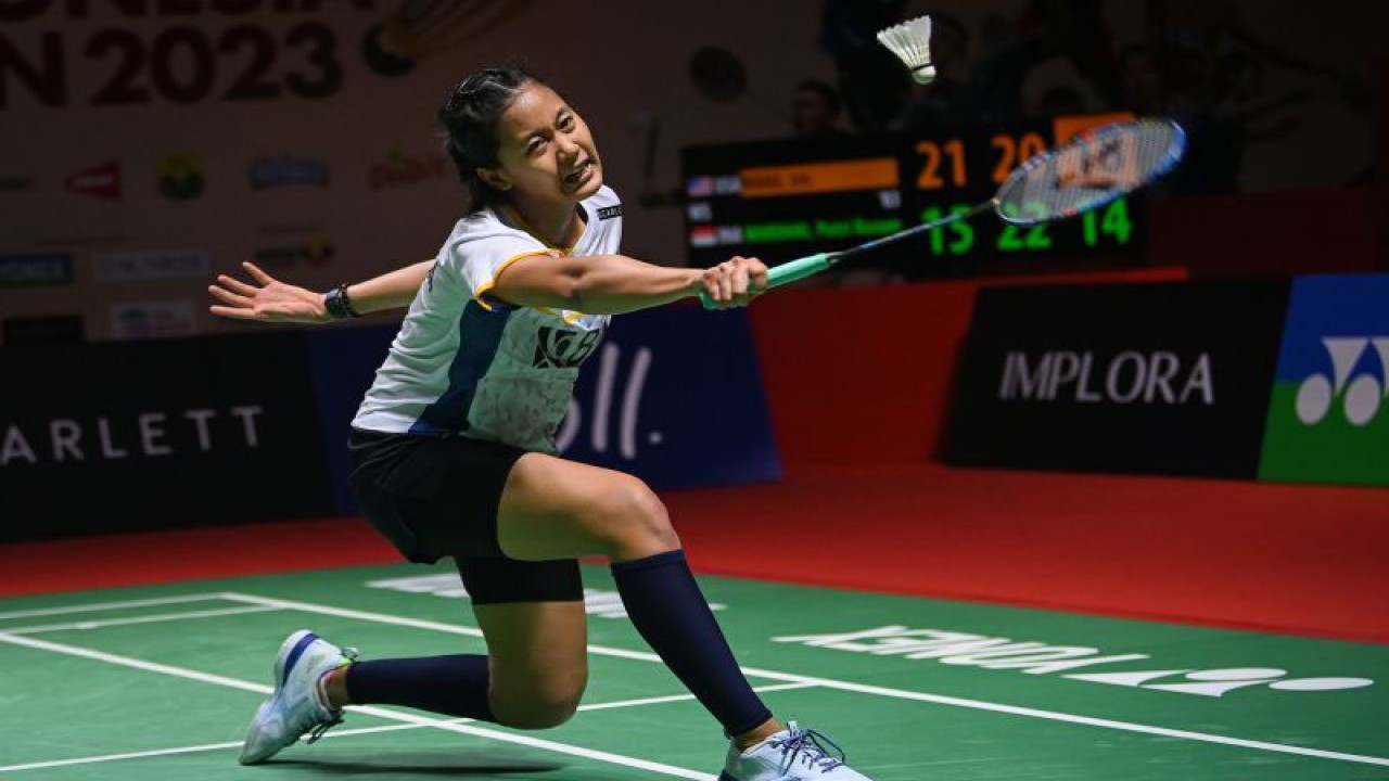 Pebulu tangkis tunggal putri Indonesia Putri Kusuma Wardani mengembalikan kok ke arah lawannya asal Amerika Serikat, Iris Wang dalam pertandingan babak pertama (32 besar) turnamen Indonesia Open 2023 di Istora Senayan, Jakarta, Selasa (13/6/2023). Putri KW menang dalam rubber gim (15-21, 22-20, dan 23-21) sehingga memastikan lolos ke babak kedua (16 besar). ANTARA FOTO/Aditya Pradana Putra/foc. (ADITYA PRADANA PUTRA/ADITYA PRADANA PUTRA)