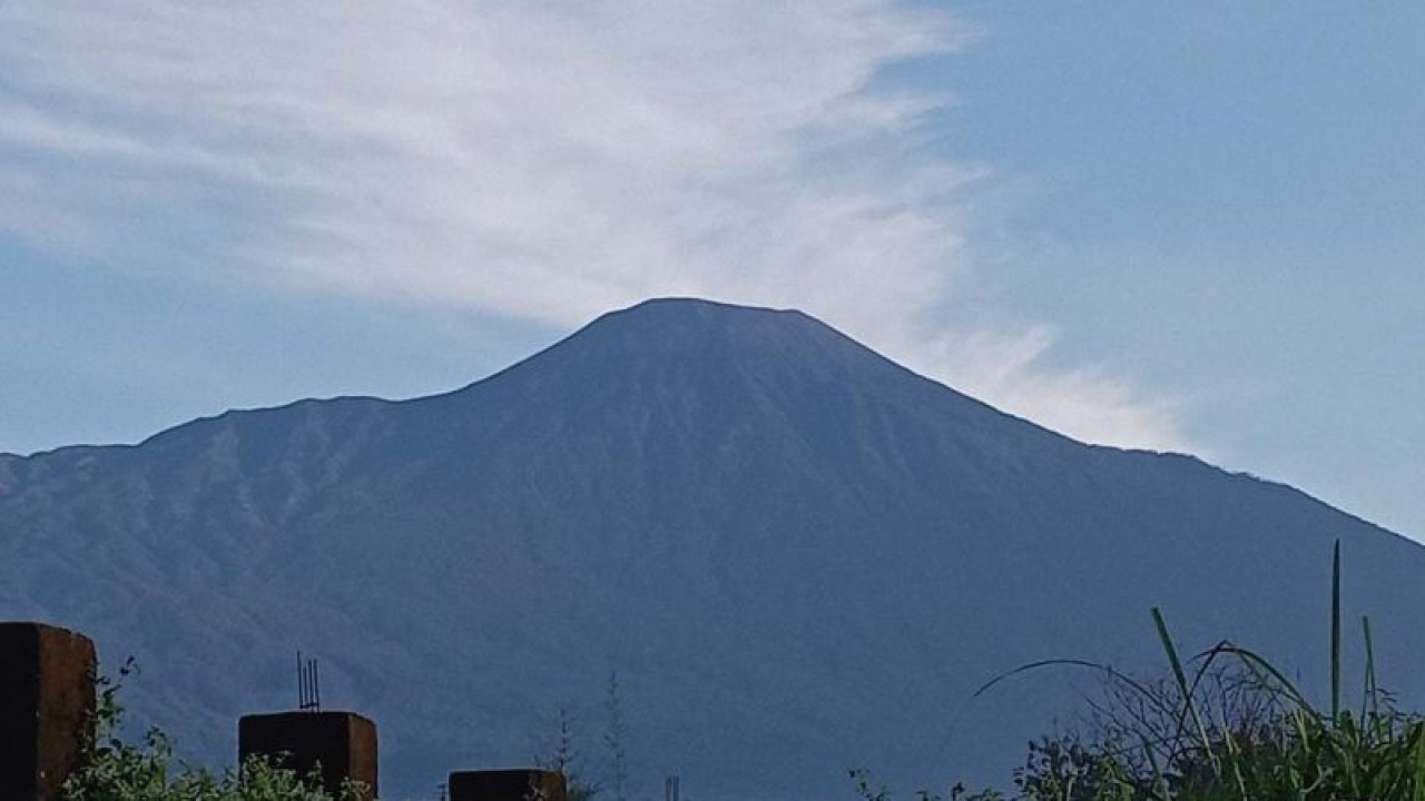 Arsip foto - Gunung Slamet terlihat dari arah Desa Pamijen, Kecamatan Baturraden, Kabupaten Banyumas, Sabtu (12/8/2023). ANTARA/Sumarwoto