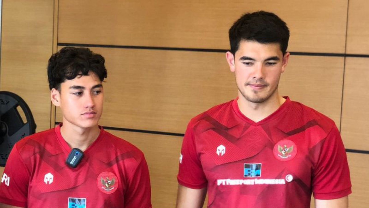 Dua pemain timnas Indonesia Rafael Struick (kiri) dan Elkan Baggot (kanan) ketika ditemui di Jakarta, Senin (9/10/2023). (ANTARA/Zaro Ezza Syachniar)
