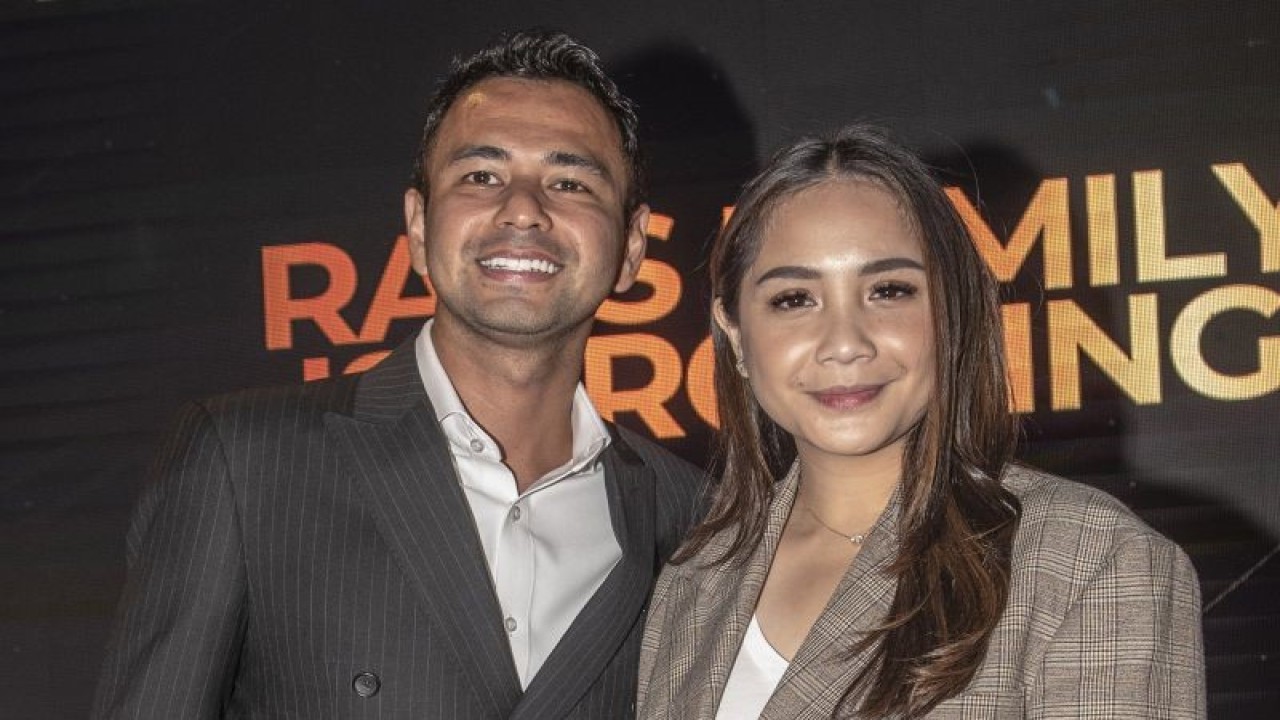 Arsip foto - Chairman of RANS Raffi Ahmad (kiri) berfoto bersama CEO RANS Nagita Slavina (kanan) saat menghadiri acara peluncuran Transformasi RANS Menjadi Perusahaan Akselerator di Jakarta, Rabu (1/2/2023). Transformasi tersebut guna mendukung pertumbuhan ekonomi Indonesia, dengan cara berkolaborasi bersama empat lini bisnis baru yaitu The Hive Kitchen, Karaage Kei, ICHI GROUP, dan Marawa Beach Club. (ANTARA FOTO/Muhammad Adimaja/hp)