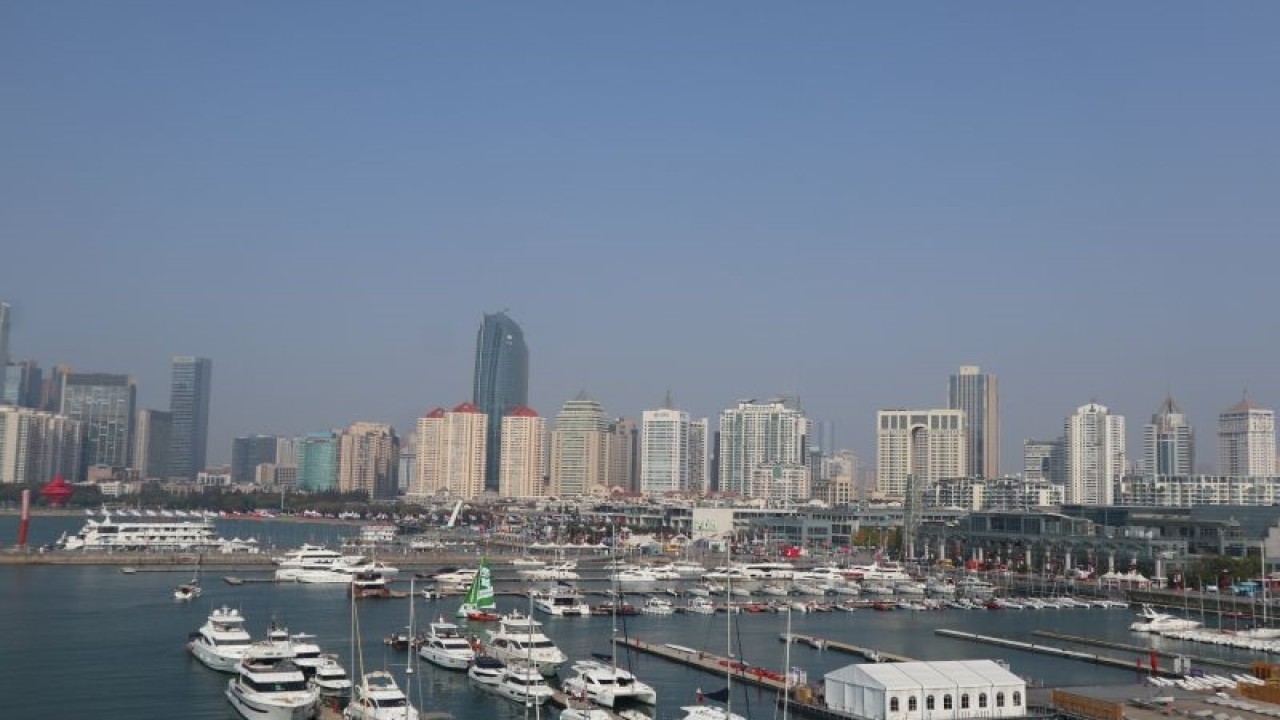 Pemandangan dermaga dari atap gedung Qingdao International Conference Center, Qingdao, Provinsi Shandong, China pada Selasa (24/10/2024) (ANTARA/Desca Lidya Natalia)