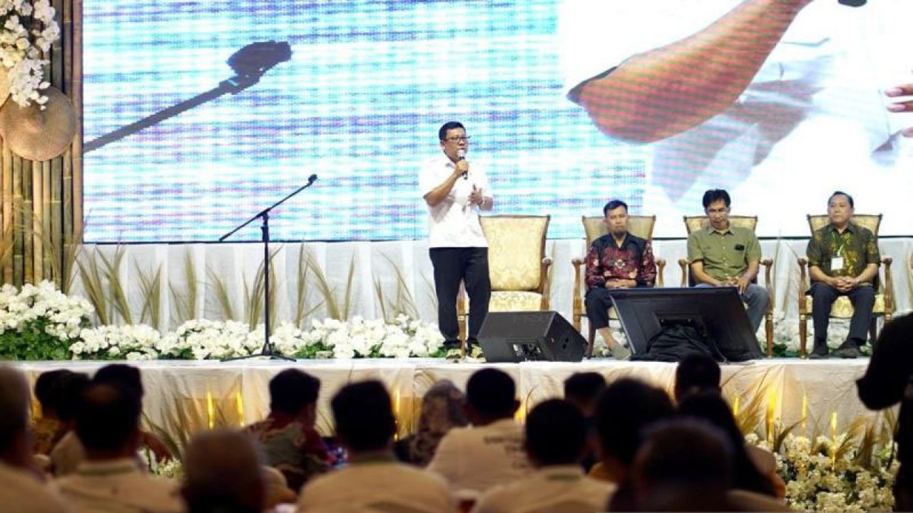 Plt. Menteri Pertanian Arief Prasetyo Adi (kiri) dalam Rapat Kerja Nasional (Rakernas) Dewan Pimpinan Pusat Perkumpulan Penggilingan Padi dan Pengusaha Beras Indonesia (DPP PERPADI) di Surakarta, Senin (23/10/2023). ANTARA/HO-Bapanas.