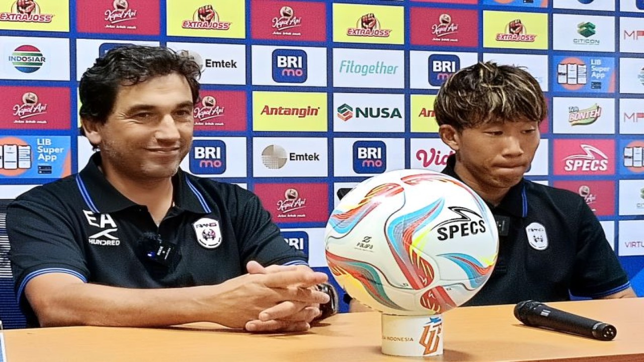 Pelatih Rans Nusantara FC Eduardo Almeida (kiri) bersama pemainnya asal Jepang Mitsuru Maruoka (kanan) saat konfrensi pers usai menjalani latihan ofisial di Stadion Gelora Bung Tomo Surabaya, Sabtu (22/7/2023). (ANTARA/Naufal Ammar Imaduddin)