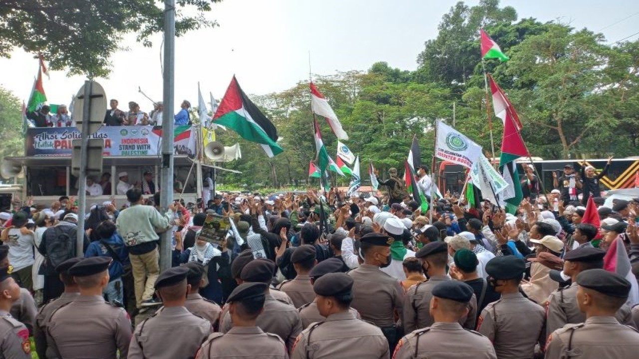 Polisi melakukan penjagaan di Aksi Solidaritas untuk Palestina di depan gedung Kedutaan Besar Amerika Serikat di Jalan Medan Merdeka Selatan, Gambir, Jakarta Pusat, Rabu (11/10/2023). ANTARA/Nadia Putri Rahmani