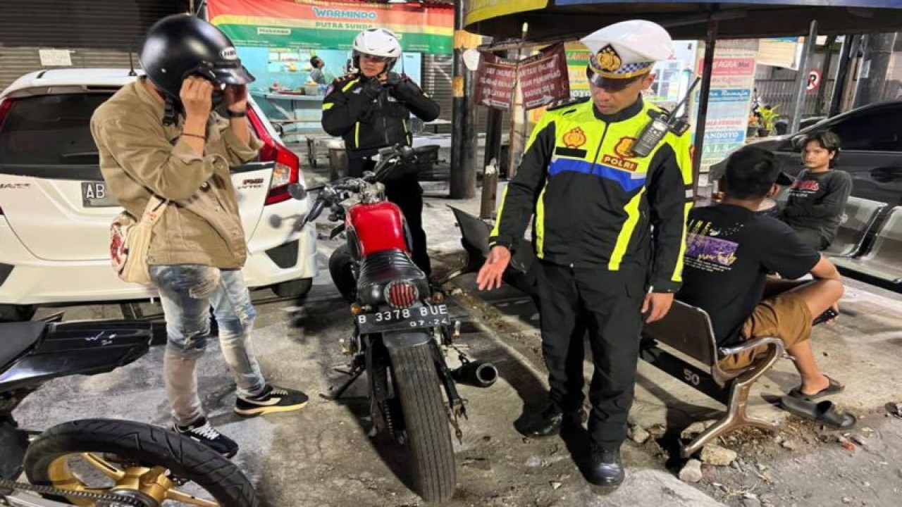 Giat razia kendaraan bermotor dengan knalpot brong atau tak standar pabrik oleh anggota Kepolisian Resor Bantul, Daerah Istimewa Yogyakarta. (ANTARA/HO-Humas Polres Bantul)