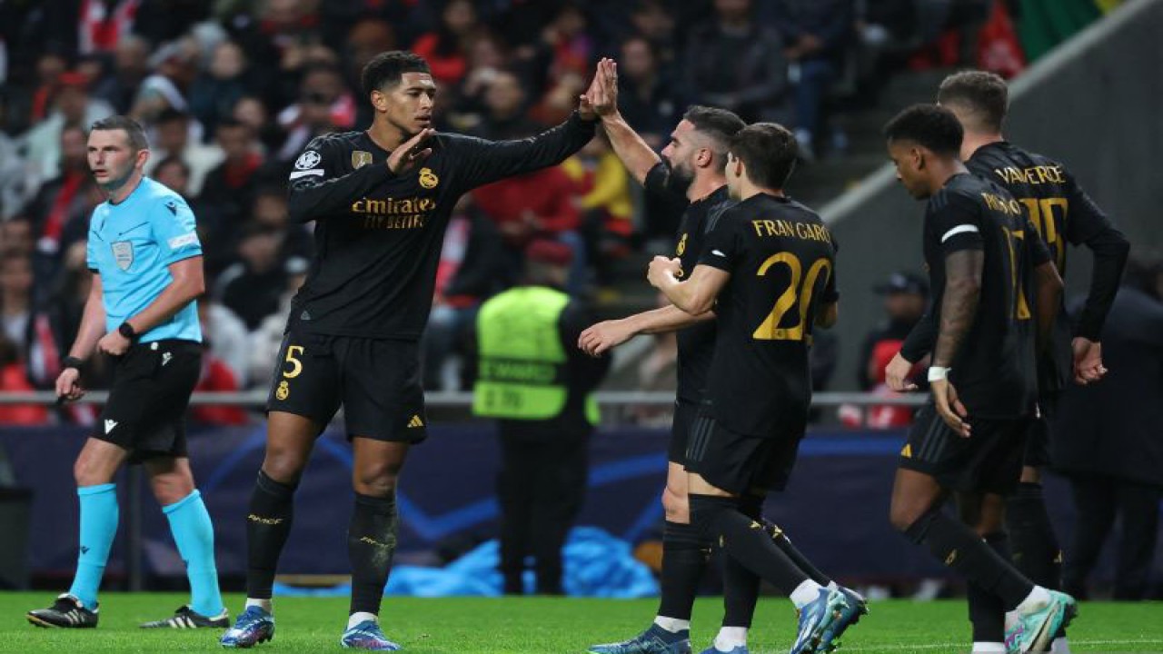 Gelandang Real Madrid Jude Bellingham (kiri) merayakan gol yang dicetaknya ke gawang Braga pada pertandingan Grup C Liga Champions yang dimainkan di Estadio de Municipal, Braga, Selasa (24/10/2023). (ANTARA/AFP/PIERRE-PHILIPPE MARCOU)