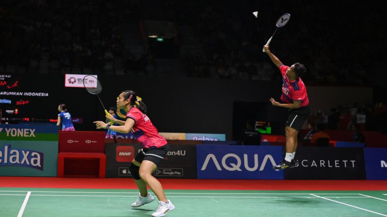 Arsip - Pebulu tangkis ganda campuran Indonesia Rehan Naufal Kusharjanto (kanan) dan Lisa Ayu Kusumawati (kiri) mengembalikan kok ke arah ganda campuran Malaysia Goh Soon Huat dan Shevon Jemie Lai dalam babak pertama (32 besar) turnamen Indonesia Open 2023 di Istora Senayan, Jakarta, Selasa (13/6/2023). ANTARA FOTO/Aditya Pradana Putra/foc.