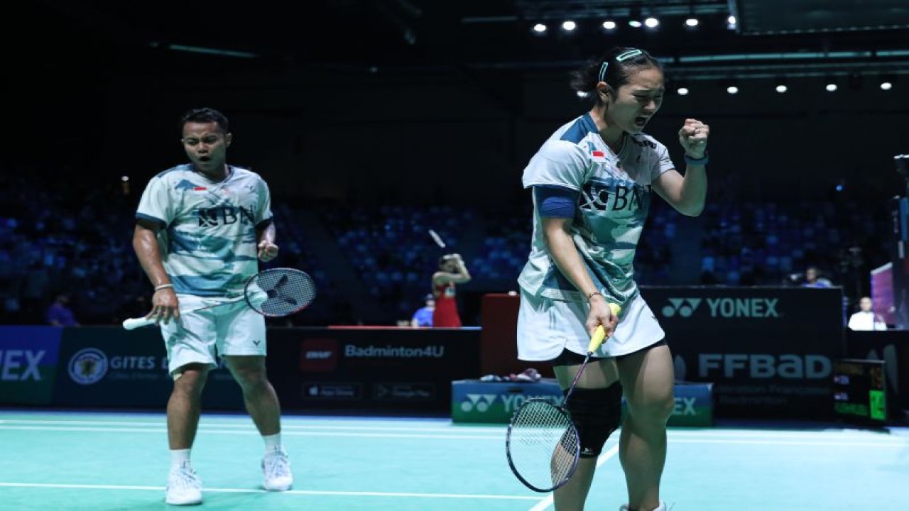 Ganda campuran Rehan Naufal Kusharjanto/Lisa Ayu Kusumawati lolos dari babak 16 besar French Open 2023 setelah mengalahkan Mathias Thyrri/Amalie Magelund (Denmark) di Rennes, Prancis, Kamis. (ANTARA/HO-PP PBSI)