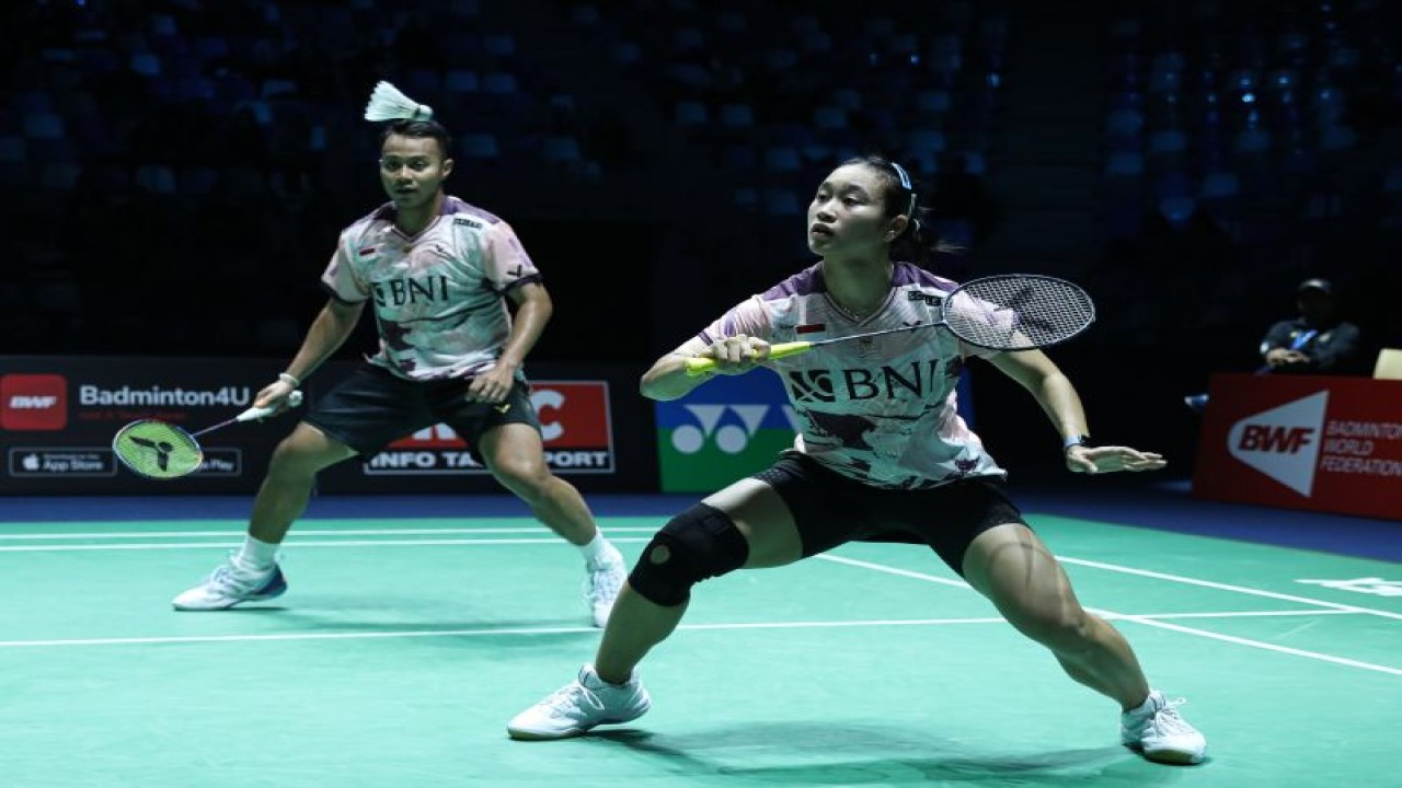 Ganda campuran Indonesia Rehan Naufal Kusharjanto/Lisa Ayu Kusumawati terhenti pada babak perempat final French Open 2023 setelah dikalahkan Jiang Zhen Bang/Wei Ya Xin (China) dengan skor 22-24, 10-21 di Rennes, Prancis, Jumat. (ANTARA/HO-PP PBSI)