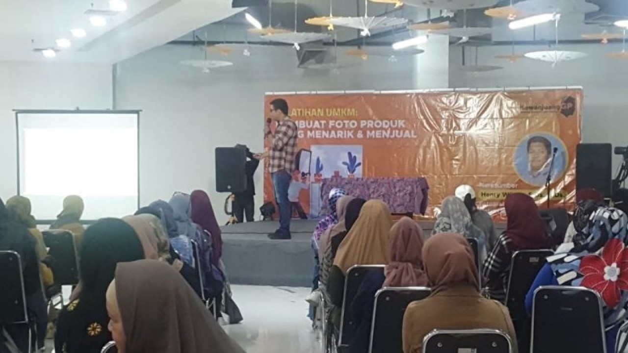 Relawan KawanJuang GP mengadakan pelatihan foto produk bagi UKM Bogor di Mall BTM Bogor, Jawa Barat, Jumat (13/10/2023). ANTARA/HO-KawanJuang GP