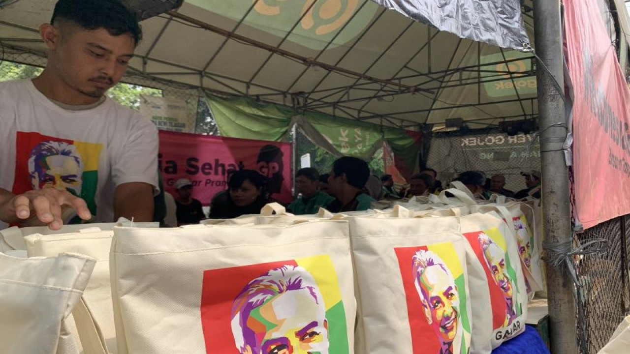Puluhan pengemudi ojek daring mengantre untuk mendapat fasilitas pelayanan kesehatan gratis dalam Bakti Sosial Relawan Kawan Juang Ganjar Pranowo di Gambir, Jakarta Pusat, Minggu (15/10/2023). (ANTARA/Mario Sofia Nasution)