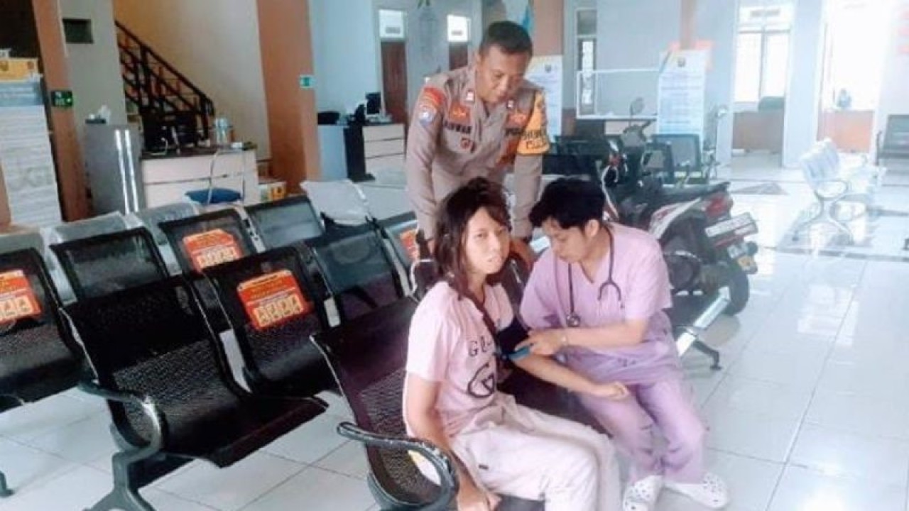 Personel Cikakak saat mengantar seorang remaja putri yang diduga telah dicekoki obat dan mengalami gangguan pada kejiwaannya ke Puskesmas Cikakak untuk mendapatkan pemeriksaan kesehatan di Kecamatan Cikakak, Kabupaten Sukabumi, Jabar pada Minggu, (29/10). Antara/Aditya Rohman