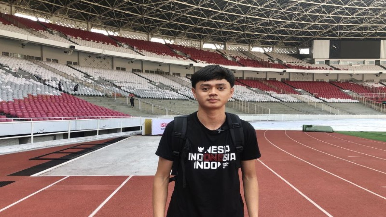 Pemain timnas Indonesia U-17 Reno Salampessy saat ditemui setelah selesai mengikuti latihan bersama timnas U-17 di Stadion Utama Gelora Bung Karno (SUGBK), Jakarta, Senin (30/10/2023). (ANTARA/Zaro Ezza Syachniar)