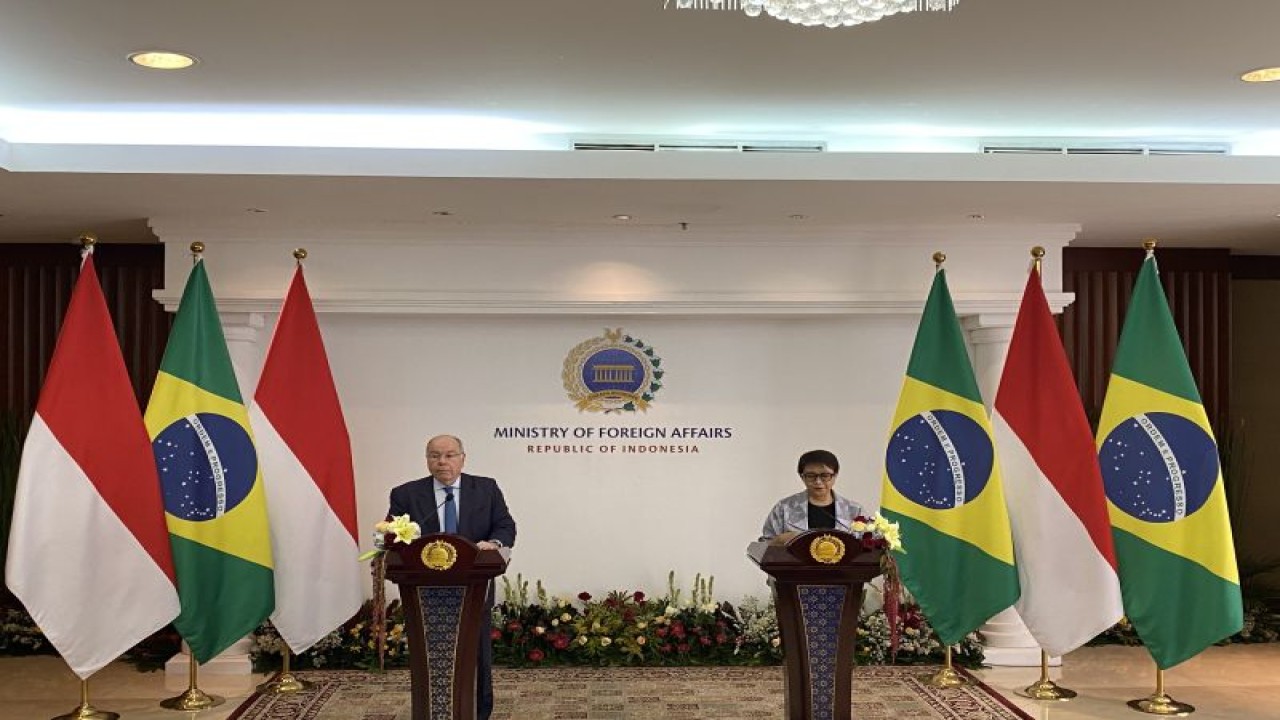 Menteri Luar Negeri Indonesia Retno Marsudi (kanan) dan Menteri Luar Negeri Brazil Mauro Vieira menyampaikan keterangan pers setelah melakukan pertemuan bilateral di Jakarta, Senin (9/10/2023). (ANTARA/Shofi Ayudiana)