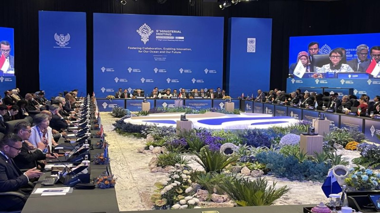 Menlu RI Retno Marsudi menyampaikan sambutan dalam Pertemuan ke-5 Tingkat Menteri AIS Forum di Nusa Dua, Bali, pada Selasa (10/10/2023). (ANTARA/Yashinta Difa)