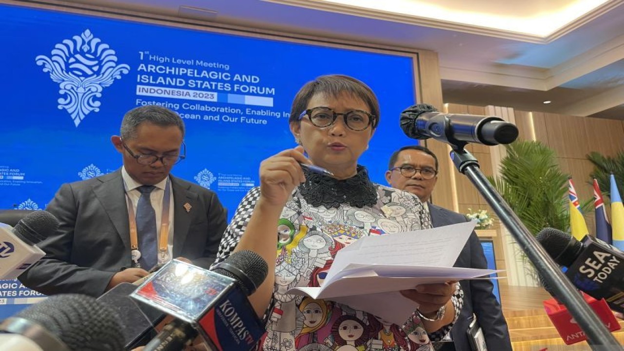 Menlu RI Retno Marsudi menyampaikan keterangan pers usai Pertemuan ke-5 Tingkat Menteri AIS Forum di Nusa Dua, Bali, pada Selasa (10/10/2023). (ANTARA/Yashinta Difa)