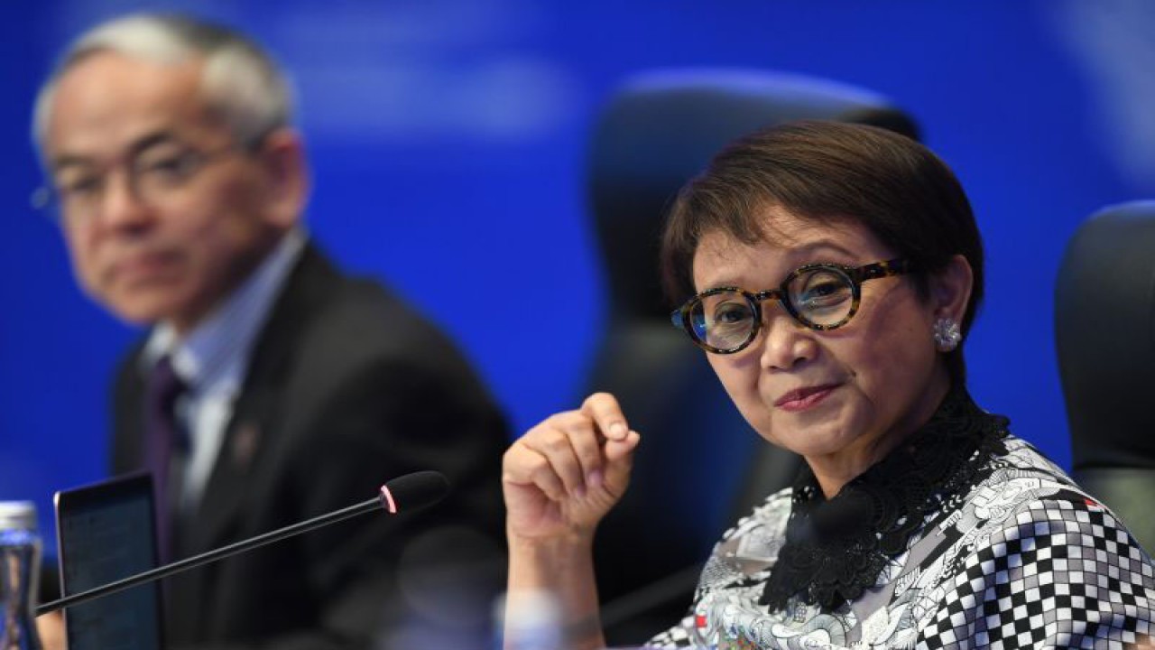 Menteri Luar Negeri Retno Marsudi (kanan) bersama Kepala Perwakilan UNDP Indonesia Norimasa Shimomura (kiri) memimpin Pertemuan Ke-5 Tingkat Menteri AIS Forum 2023 di Bali Nusa Dua Convention Center, Nusa Dua, Kabupaten Badung, Bali, Selasa (10/10/2023). ANTARA FOTO/MEDIA CENTER KTT AIS 2023/M Agung Rajasa/rwa. (ANTARA FOTO/M Agung Rajasa)
