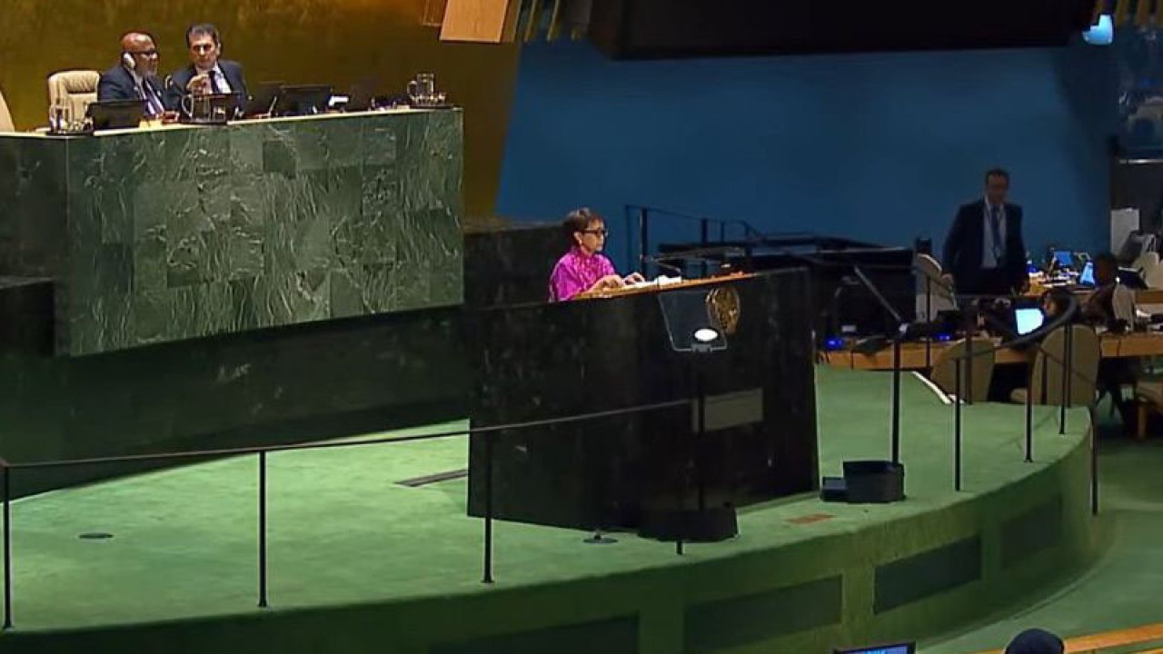 Menteri Luar Negeri Retno Marsudi menyampaikan pernyataan Indonesia dalam Sidang ke-78 Majelis Umum PBB di New York, AS, Sabtu (23/9/2023) waktu setempat. ANTARA/HO-Informasi dan Media Kemlu RI/aa. (Handout Kemlu RI)