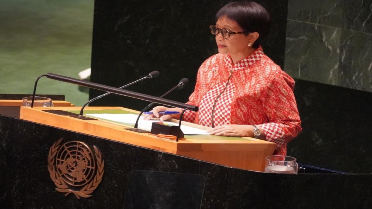 Menteri Luar Negeri Retno Marsudi berbicara dalam pertemuan darurat Sidang Majelis Umum PBB untuk membahas aksi ilegal Israel di wilayah pendudukan Palestina, yang digelar di New York, AS, pada Kamis (26/10/2023). (ANTARA/HO-Kemlu RI)