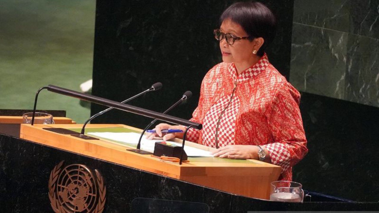 Menteri Luar Negeri Retno Marsudi berbicara dalam pertemuan darurat Sidang Majelis Umum PBB untuk membahas aksi ilegal Israel di wilayah pendudukan Palestina, yang digelar di New York, AS, Kamis (26/10/2023). ANTARA/HO-Kemlu RI/am.