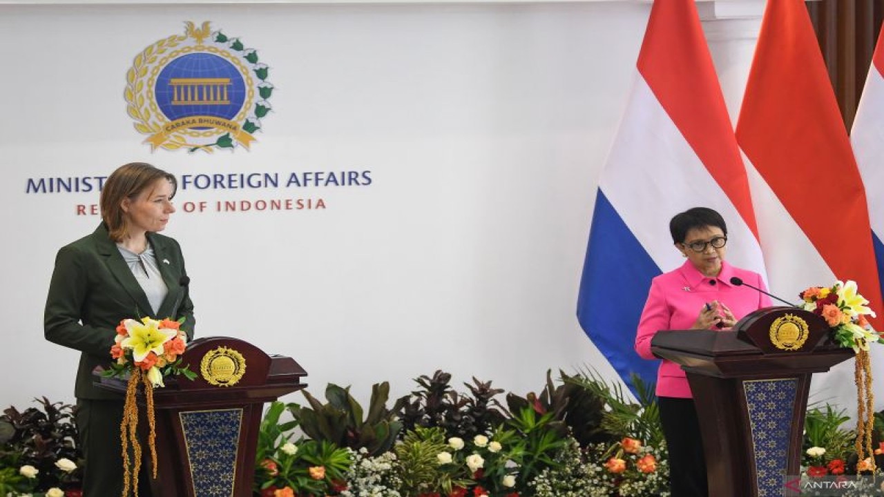 Menteri Luar Negeri RI Retno Marsudi (kanan) dan Menteri Luar Negeri Belanda Hanke Bruins Slot (kiri) menyampaikan keterangan kepada wartawan usai melakukan pertemuan bilateral di Gedung Kemenlu, Pejambon, Jakarta, Selasa (31/10/2023). Pertemuan tersebut membahas kerja sama budaya, investasi, dan perdagangan sekaligus membahas repatriasi benda-benda cagar budaya milik Indonesia dari Belanda serta penanganan pengiriman bantuan kemanusiaan di Gaza, Palestina. ANTARA FOTO/Aditya Pradana Putra (ANTARA FOTO/ADITYA PRADANA PUTRA)