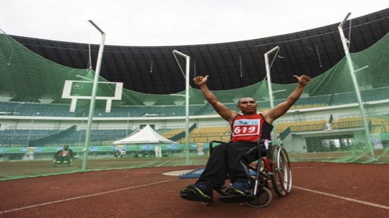 Ilustrasi - Atlet Paralympic Lempar Cakram asal Sumut Riadi Saputra melakukan selebrasi usai melakukan lemparan pada final lempar cakram klasifikasi F55 Putra Peparnas XV di Stadion Gelora Bandung Lautan Api, Bandung, Minggu (16/10/2016). Riadi Saputra berhasil meraih medali emas, sementara medali perak diraih oleh Wahyudi asal Jawa Tengah dan medali perunggu diraih oleh Daryoko asal Yogyakarta. (ANTARA /Muhammad Adimaja)