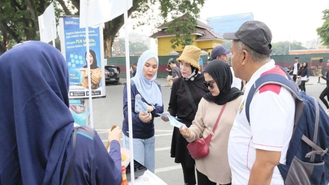 Team Leader Pemasaran PLN Unit Pelaksana Pelayanan Pelanggan (UP3) Medan Utara, Faradika Sandi (nomor empat dari kanan) saat menjelaskan promo tambah daya kepada masayarkat di Lapangan Merdeka Medan. ((ANTARA/HO- Humas PLN UID Sumut).)