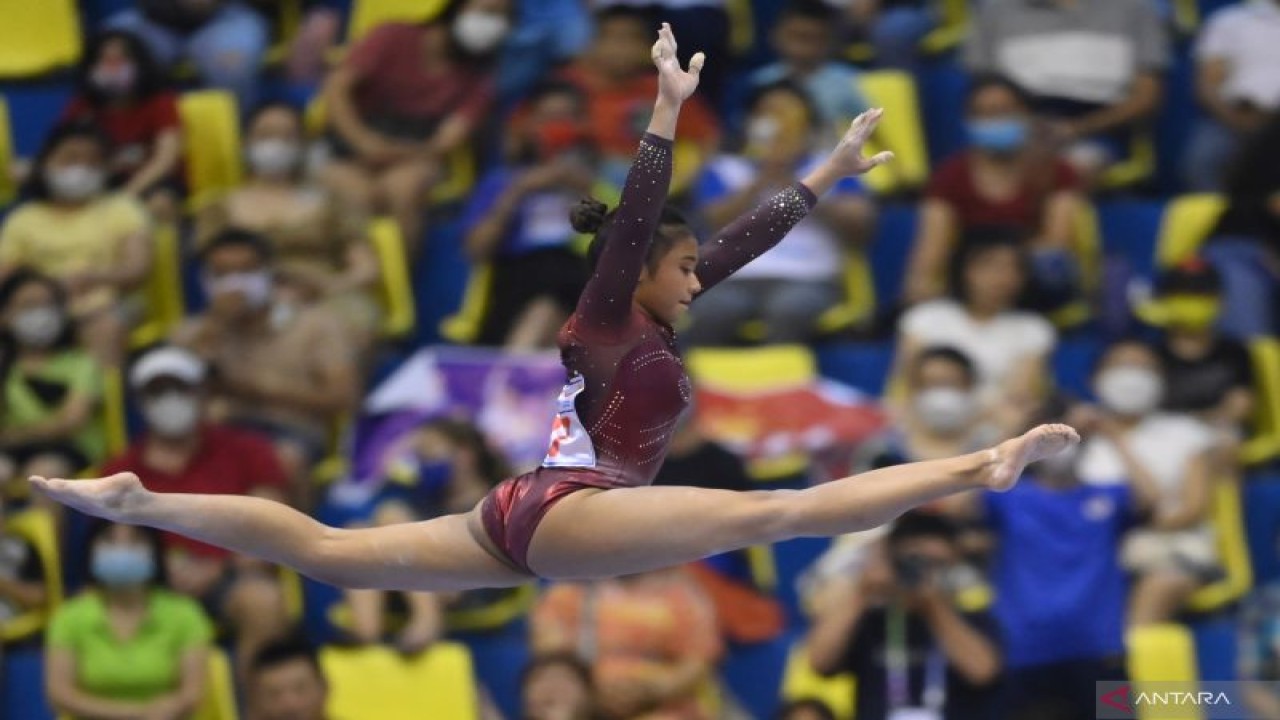 Foto arsip - Pesenam putri Indonesia Rifda Irfanaluthfi beraksi di balok keseimbangan pada nomor tunggal putri semua alat (all round) Senam Artistik SEA Games 2021 Vietnam di Quan Ngua Sports Palace, Hanoi, Vietnam, Sabtu (14/5/2022). Rifda berhasil meraih emas dengan mengumpulkan 49.650 poin. ANTARA FOTO/Zabur Karuru/aww.