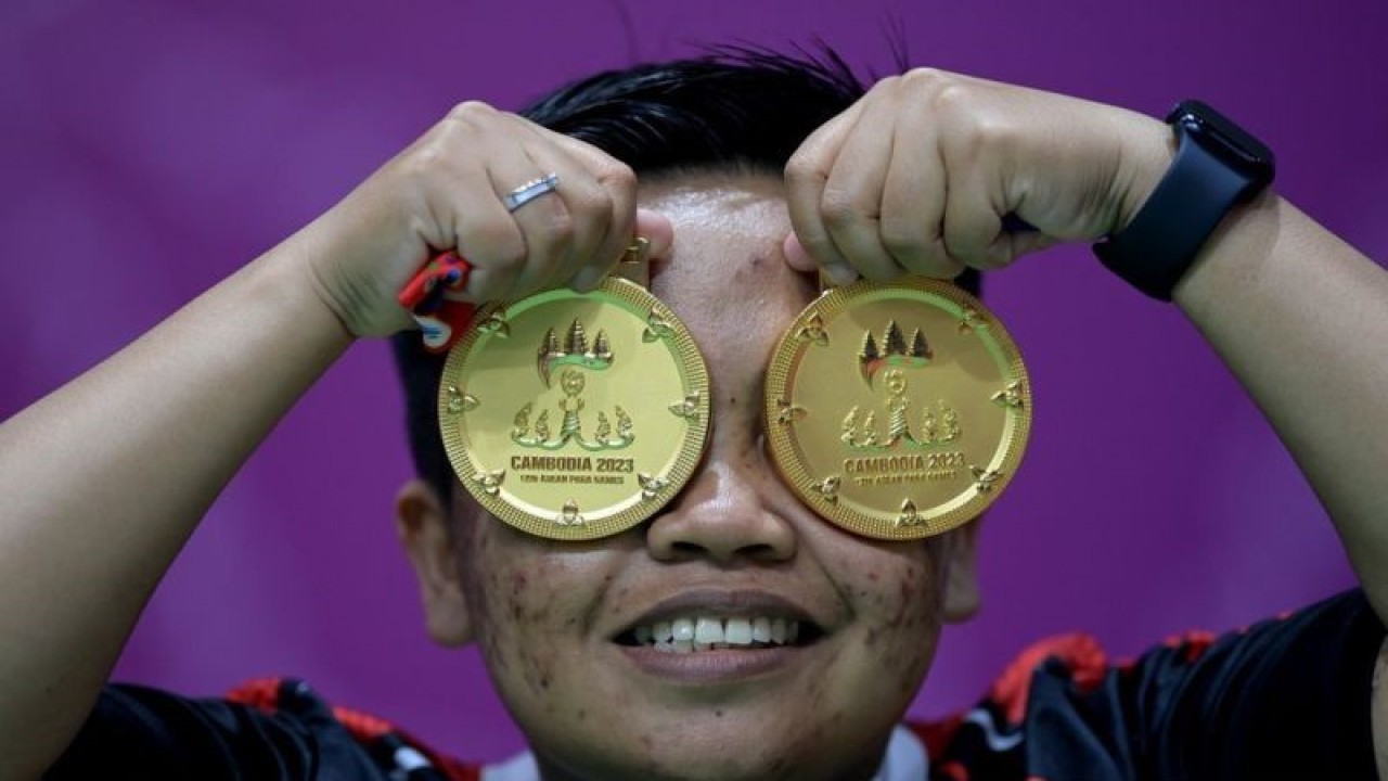 Arsip - Pebulu tangkis Indonesia Rina Marlina menunjukkan medali emas yang diraihnya pada ASEAN Para Games 2023 di Morodoc Techo Badminton Hall, Phnom Penh, Kamboja, Jumat (9/6/2023). Indonesia menjadi juara umum bulu tangkis pada ASEAN Para Games 2023 dengan meraih 13 medali emas, sembilan perak, dan delapan perunggu. ANTARA FOTO/Zabur Karuru/tom.