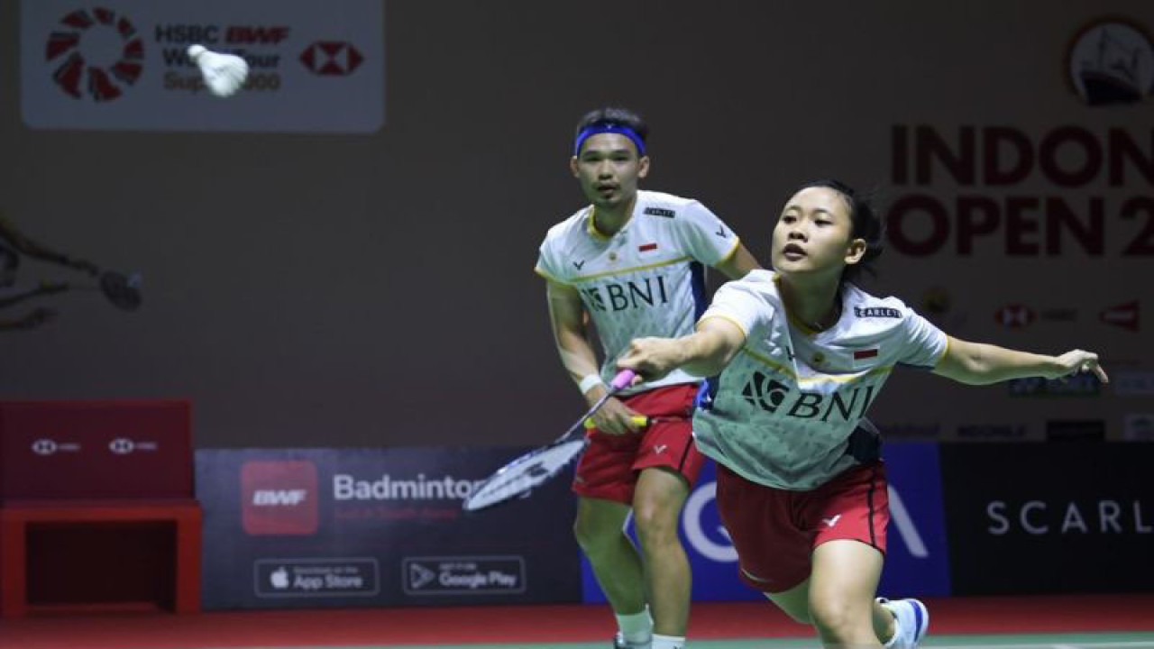 Arsip - Pebulu tangkis ganda campuran Indonesia Pitha Haningtyas Mentari (kanan) dan Rinov Rivaldy (kiri) mengembalikan kok ke arah lawannya ganda campuran Malaysia Tan Kian Meng dan Lai Pei Jing dalam babak 16 besar turnamen Indonesia Open 2023 di Istora Senayan, Jakarta, Kamis (15/6/2023). ANTARA FOTO/M Risyal Hidayat/tom.