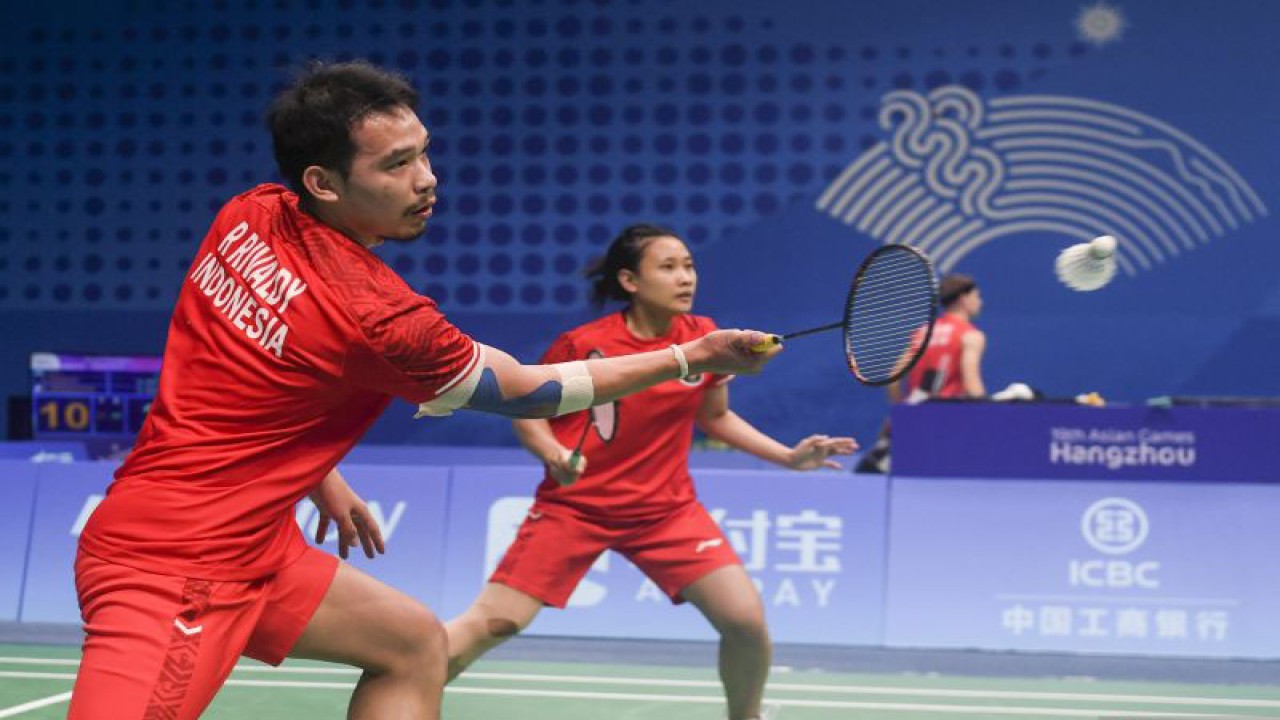 Pebulu tangkis Indonesia Rinov Rivaldy (kiri) dan Pitha Haningtyas Mentari mengembalikan kok ke arah pebulu tangkis Korea Selatan Kim Wonho dan Jeong Na Eun pada babak 32 besar ganda campuran Asian Games 2022 di Hangzhou Binjiang Gymnasium, Hangzhou, China, Senin (2/10/2023). . ANTARA FOTO/Hafidz Mubarak A/rwa.