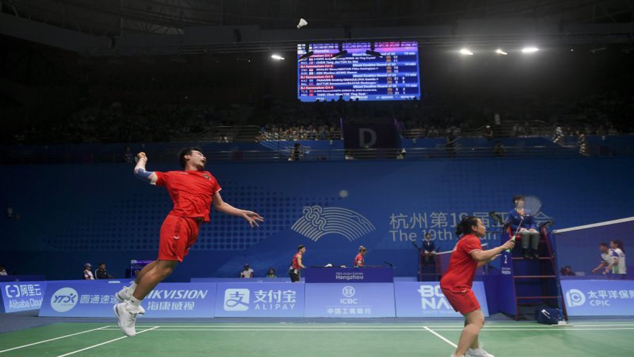 Arsip - Pebulu tangkis Indonesia Rinov Rivaldy (kiri) dan Pitha Haningtyas Mentari melakukan smes ke arah pebulu tangkis Korea Selatan Kim Wonho dan Jeong Na Eun pada babak 32 besar ganda campuran Asian Games 2022 di Hangzhou Binjiang Gymnasium, Hangzhou, China, Senin (2/10/2023). ANTARA FOTO/Hafidz Mubarak A/rwa.