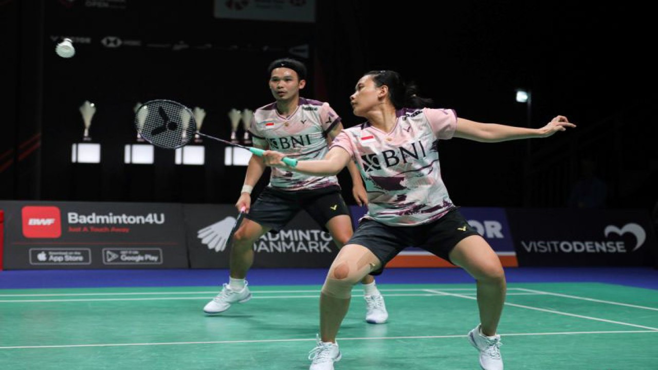 Pasangan ganda campuran Indonesia Rinov Rivaldy/Pitha Haningtyas Mentari saat bertemu dengan ganda campuran Tiongkok Feng Yan Zhe/Huang Dong Ping dalam babak 32 besar Denmark Open 2023 yang berlangsung di Jyske Bank Arena, Odense, Denmark, Rabu (18/10/2023) (ANTARA/HO-PP PBSI)