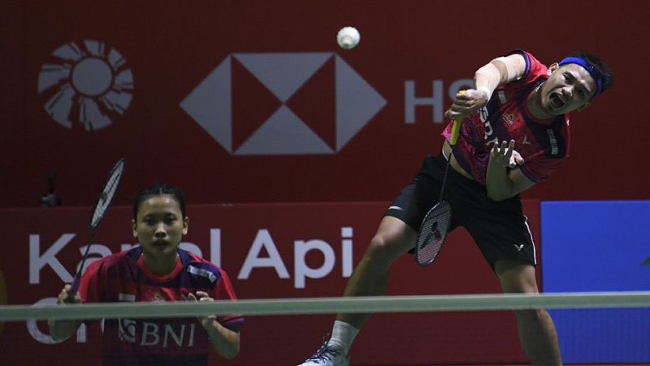 Arsip - Pebulu tangkis ganda campuran Indonesia Rinov Rivaldy (kanan) dan Pitha Haningtyas Mentari (kiri) mengembalikan kok ke arah ganda campuran Jepang Yuta Watanabe dan Arisa Higasino dalam perempat final Indonesia Open 2023 di Istora Senayan, Jakarta, Jumat (16/6/2023). ANTARA FOTO/M Risyal Hidayat/rwa.