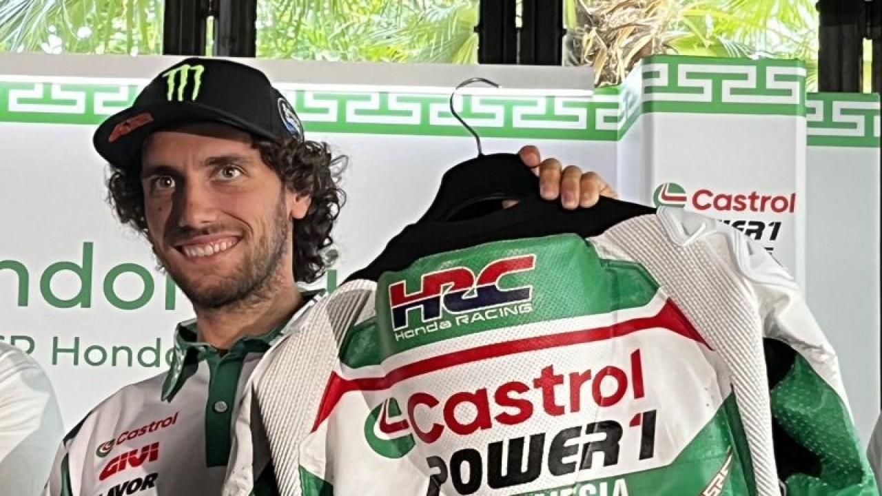Pembalap LCR Honda Alex Rins berfoto di hadapan para pewarta pada acara temu media Castrol LCR Honda di Jakarta, Rabu (11/10/2023). (ANTARA/Arnidhya Nur Zhafira)