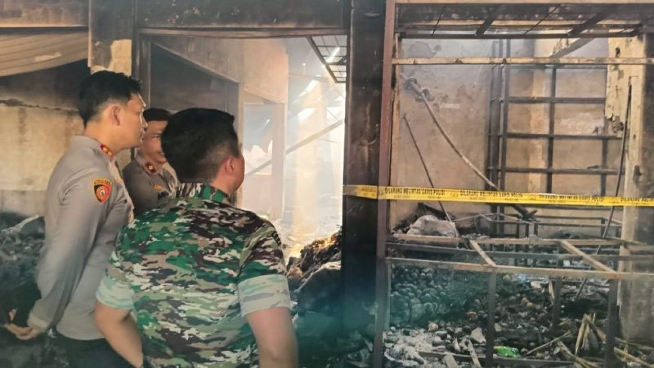 Kapolres Bogor AKBP Rio Wahyu Anggoro meninjau lokasi kebakaran di Pasar Leuwiliang, Kabuapten Bogor, Jawa Barat, Jumat (29/9/2023). (ANTARA/M Fikri Setiawan)