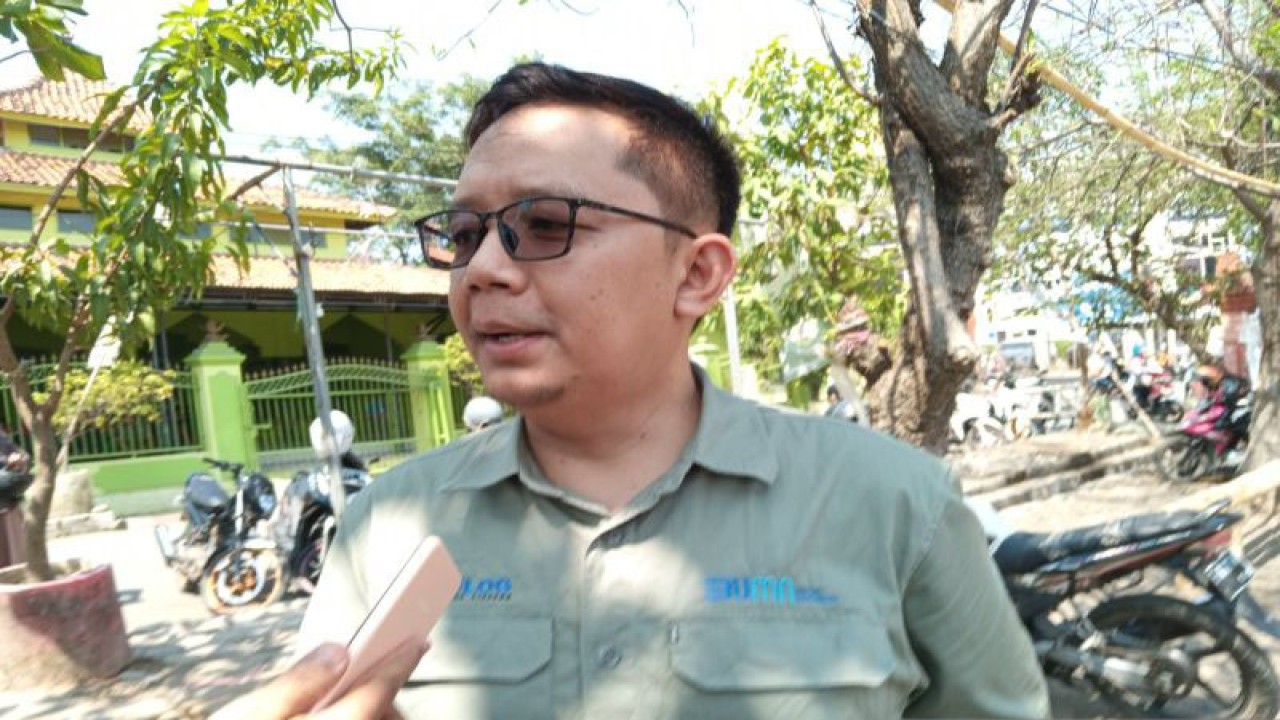 Wakil Pimpinan Bulog Kantor Cabang Cirebon Rizki Abdullah saat memberikan keterangan di Cirebon, Jawa Barat, Senin (16/9/2023). ANTARA/Fathnur Rohman