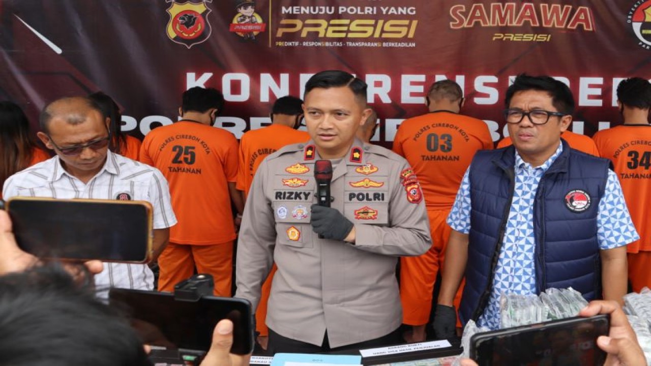 Wakapolres Cirebon Kota Kompol Rizky Adi Saputro saat melakukan konferensi pers di Cirebon, Jumat (20/10/2023). (ANTARA/HO-Humas Polres Cirebon Kota)