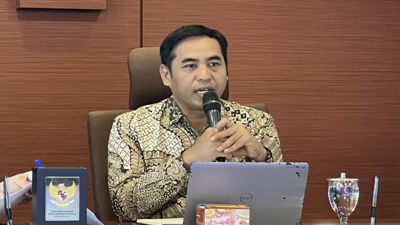 Asisten Deputi Pengelolaan Sampah dan Limbah Kemenko Bidang Kemaritiman dan Investasi Rofi Alhanif memberi paparan dalam media briefing menjelang acara ASEAN Conference for Combatting Plastic Pollution (ACCPP) di Kantor Kemenkomarves, Jakarta, Senin (16/10/2023). ANTARA/Putu Indah Savitri