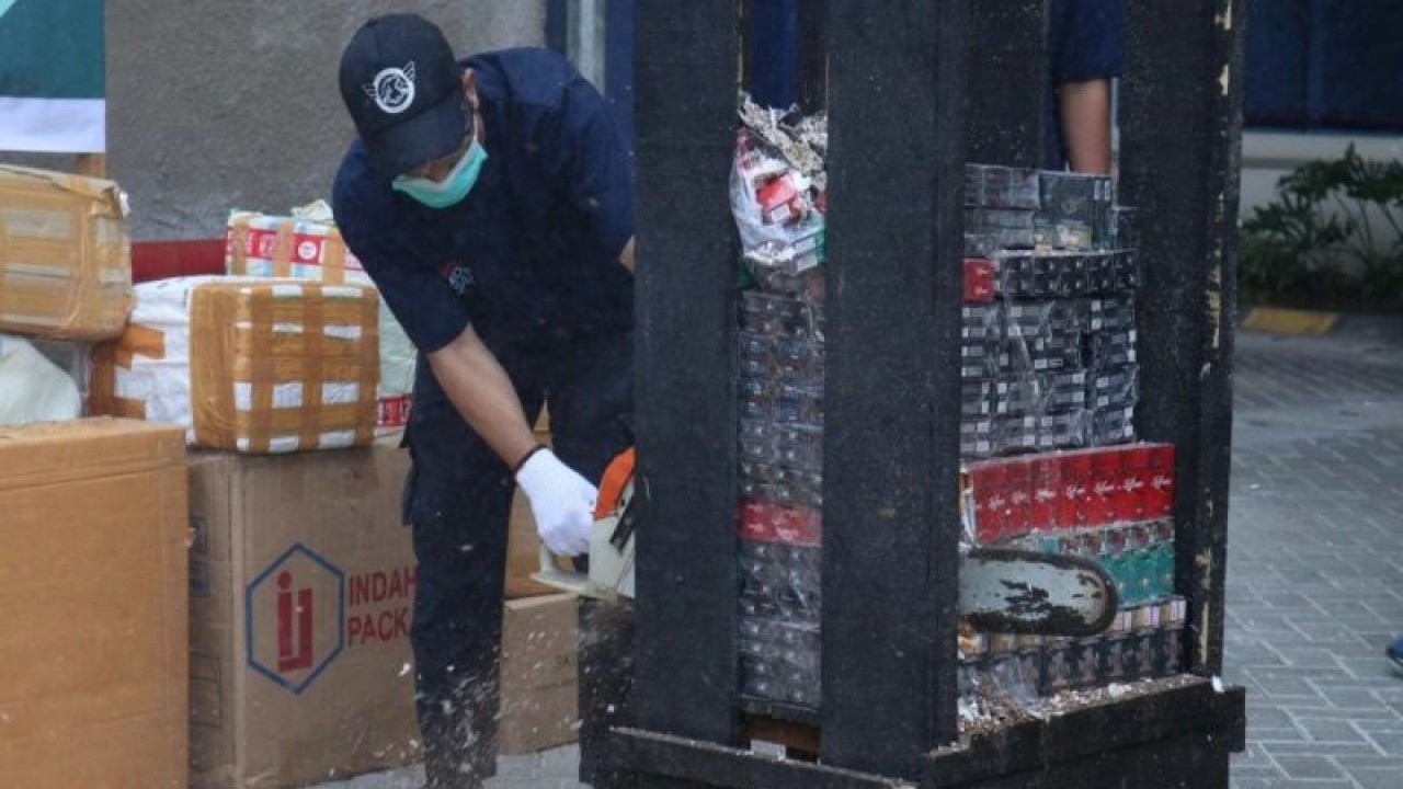 Kegiatan pemusnahan rokok ilegal oleh Kanwil DJBC Kalbagsel. (ANTARA/Firman)