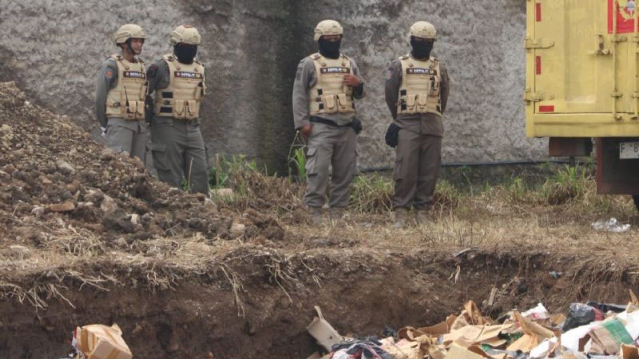 Tiga juta batang rokok ilegal sitaan Satpol PP Kabupaten Cianjur, Jawa Barat, dimusnahkan. ANTARA/Ahmad Fikri