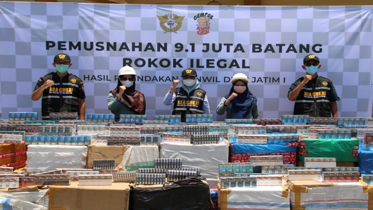 Pemusnahan rokok ilegal. ANTARA/HO-Bea Cukai Kanwil Jawa Timur I