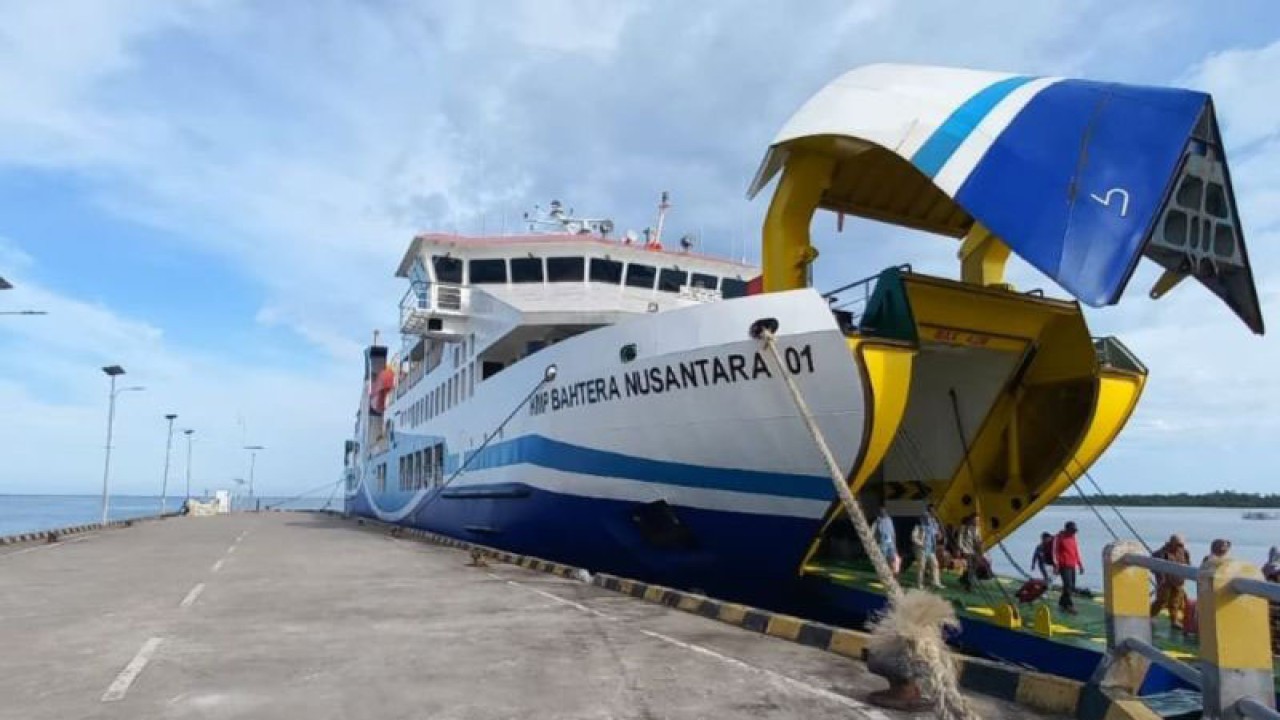 Kapal RoRo sandar di Pelabuhan Penagi. (ANTARA/Muhamad Nurman)