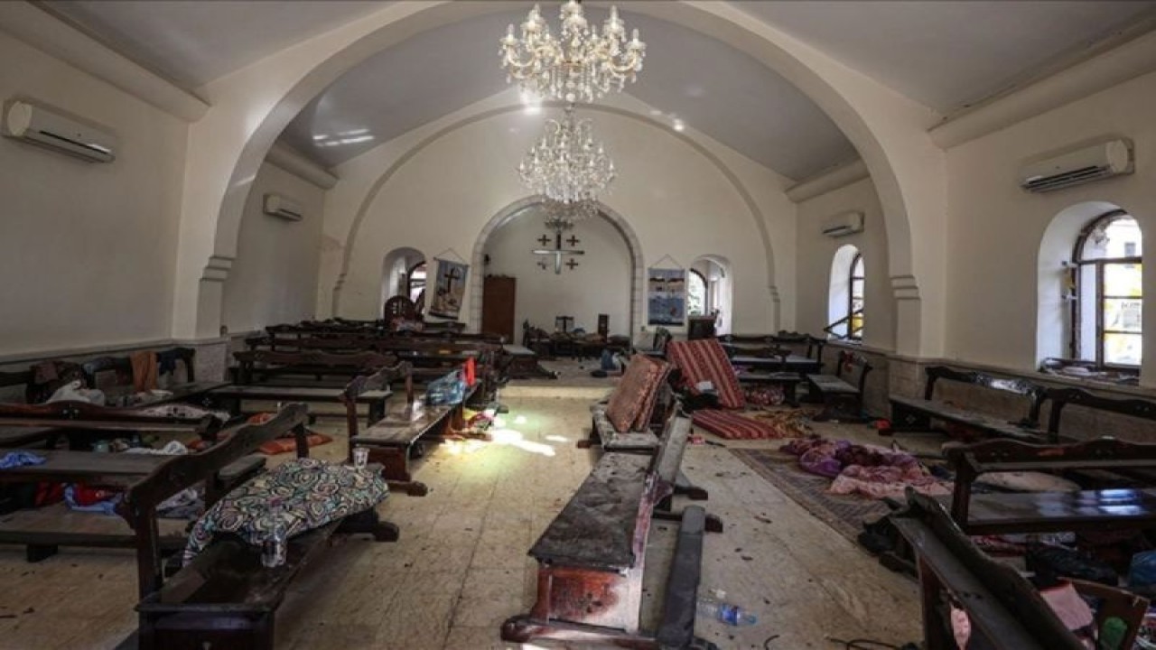 Kondisi di dalam Kapel St Philip di Rumah Sakit Al-Ahli Baptist yang diserang Israel di Gaza pada 18 Oktober 2023. (Anadolu Agency/Mustafa Hassona)