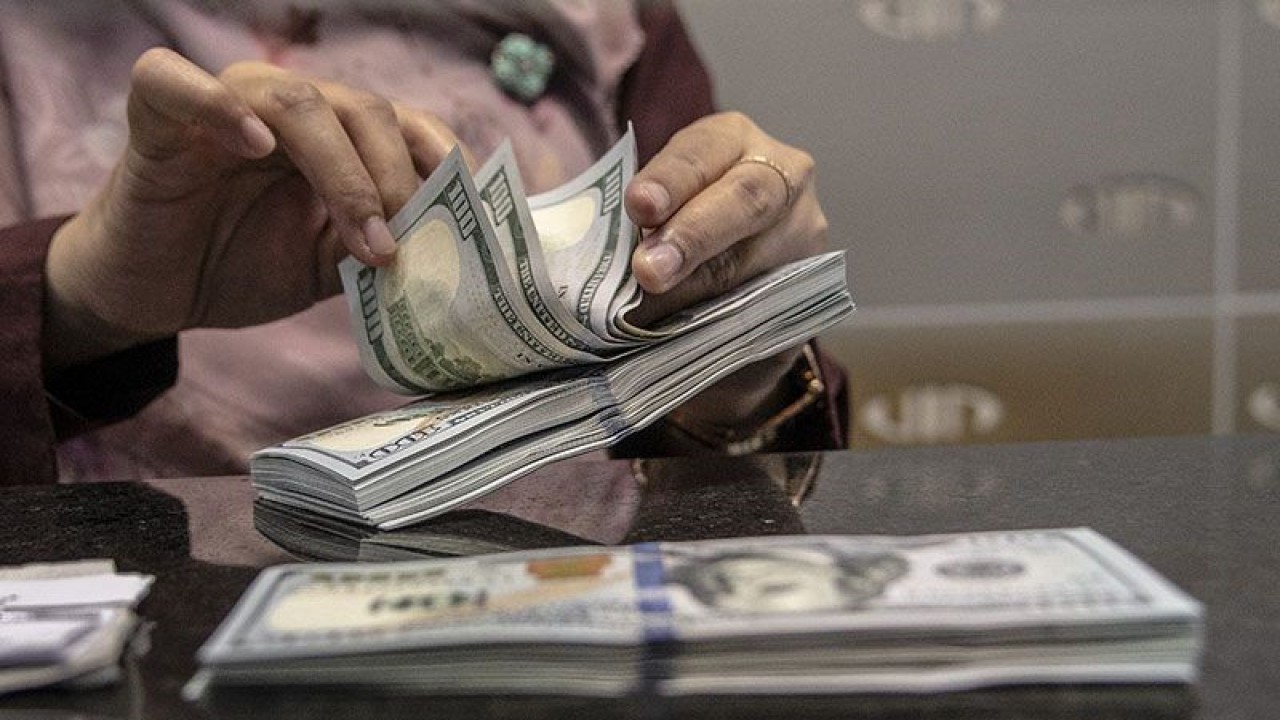 Ilustrasi - Petugas menghitung uang pecahan dolar AS di gerai penukaran mata uang asing VIP (Valuta Inti Prima) Money Changer, Jakarta, Selasa (4/10/2022). ANTARA FOTO/Muhammad Adimaja/aww/pri.