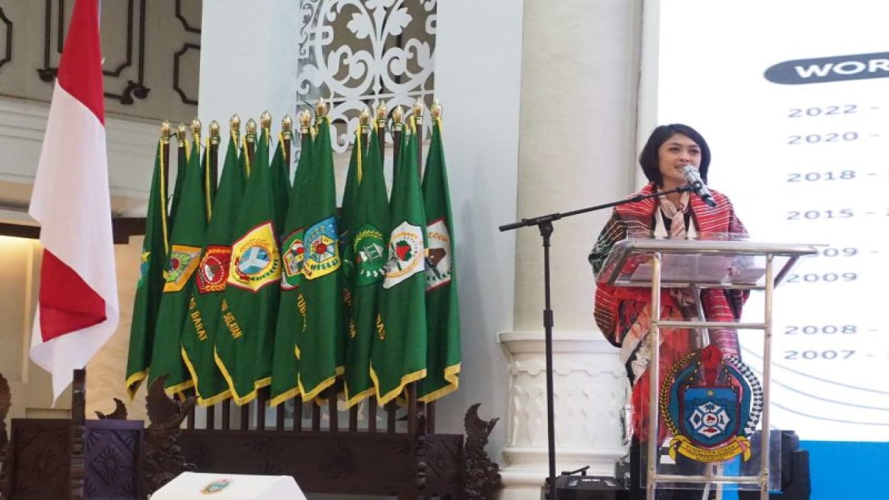 Kepala Pusat Penguatan Karakter (Puspeka) Kemendikbudristek Rusprita Putri Utami dalam bimbingan teknis fasilitator guru program Roots Anti Perundungan jenjang SMA, SMK, dan SLB di Medan, Sumatra Utara, Selasa (17/10/2023). (ANTARA/HO-Kemendibudristek)