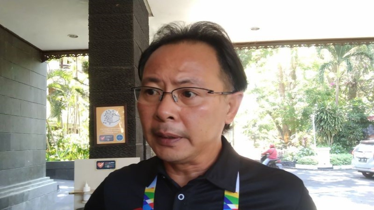 Pelatih Kepala Sabah FC Ong Kim Swee diwawancarai media di sela jumpa pers H-1 laga melawan PSM Makassar di Sanur, Denpasar, Bali, Rabu (4/10/2023) ANTARA/Dewa Ketut Sudiarta Wiguna