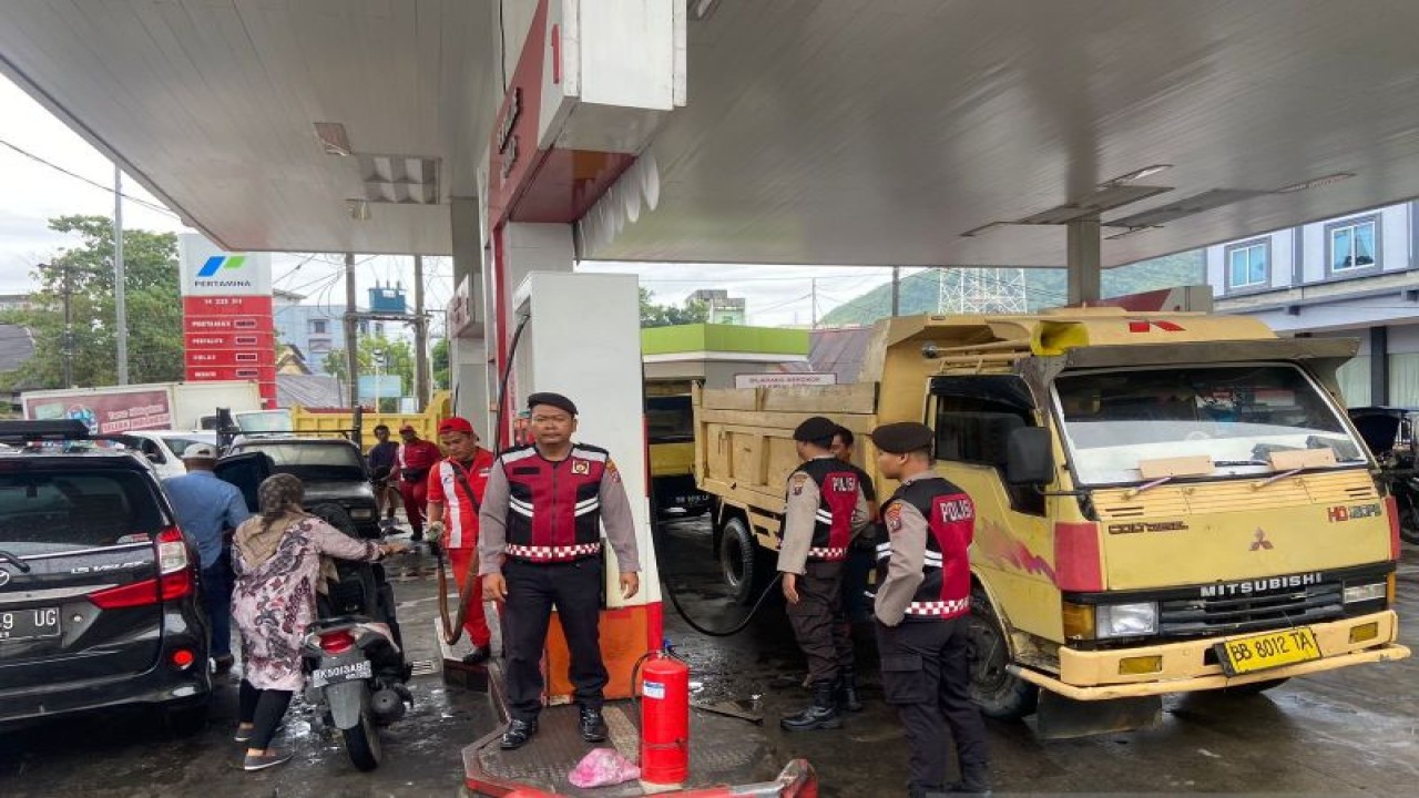 Personel Satuan Samapta Polres Sibolga menggelar patroli di SPBU Taman Bunga mencegah kejahatan jalanan. ((ANTARA/HO-Humas Polres Sibolga)).